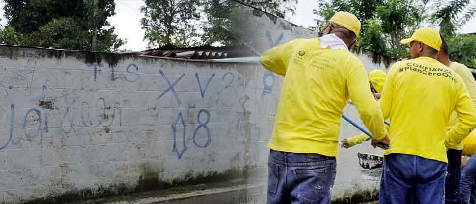 Tras denuncia ciudadana, privados del Plan Cero Ocio borran grafitis de terroristas en Santiago Texacuangos