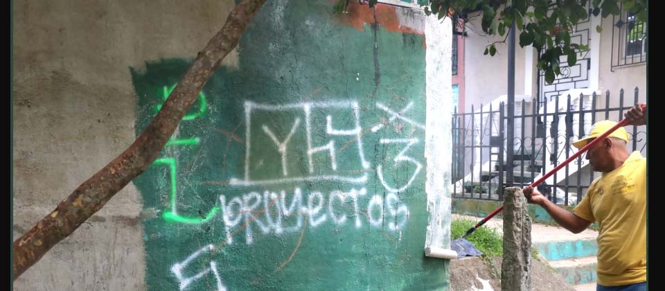 Internos borran grafitis de pandillas en Proyecto Santa Teresa, San Martín