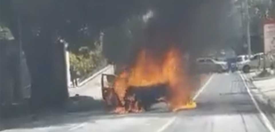 Vehículo arde en llamas en cercanías de redondel Luceiro  