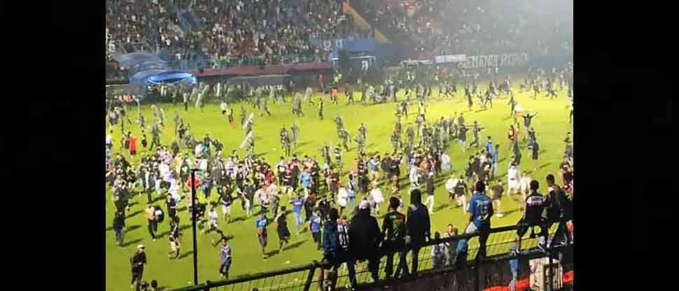 Al menos 130 aficionados pierden la vida tras estampida en un estadio de fútbol de Indonesia