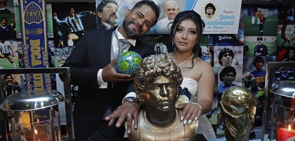 De la mano de D10S: Iglesia Maradoniana celebra su primera boda en México