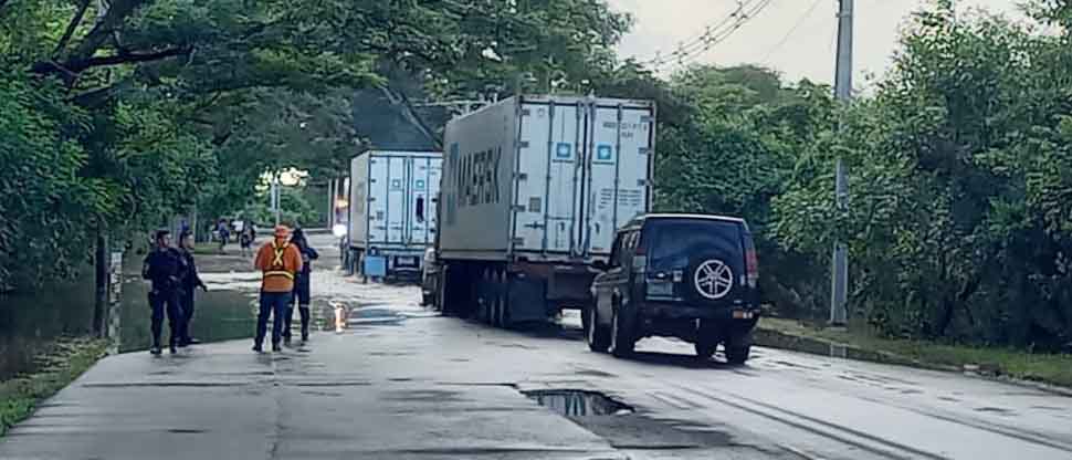 Habilitan paso vehicular en tramo de la carretera del Litoral conocido como La Canoa, tras inundación por río Grande