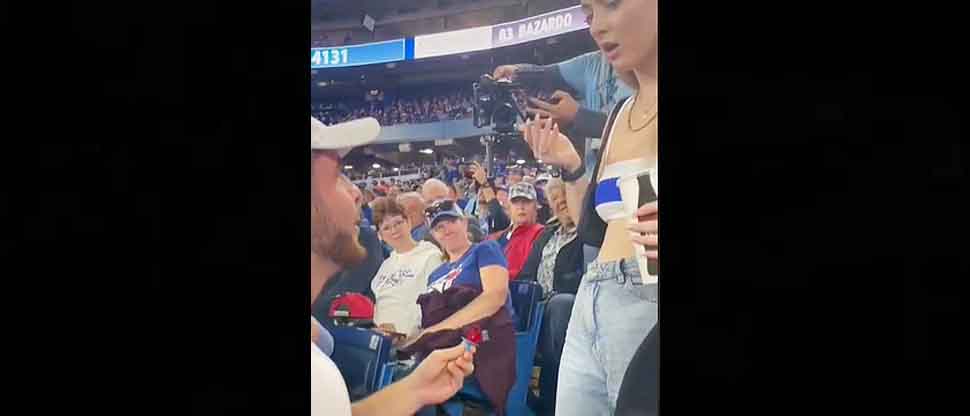VIDEO: Hincha pide matrimonio a su novia en juego de béisbol, pero recibe inesperada respuesta