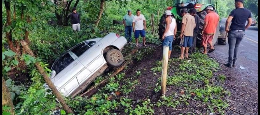 Conductor pierde el control y se accidenta tras salirse de la carretera