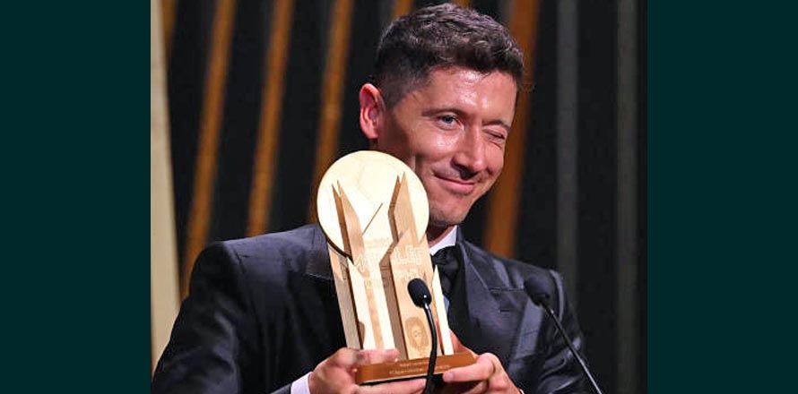 Lewandowski otra vez sin balón de Oro pero elegido como delantero de la temporada