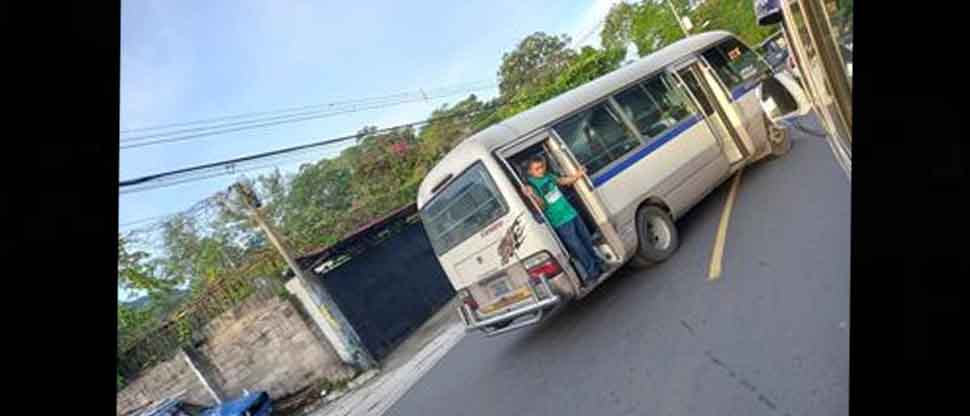 Microbusero provoca accidente tras intentar sobrepasar vehículo en una curva pronunciada en San Marcos