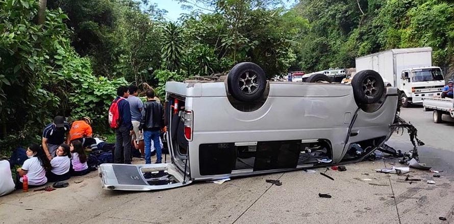 Microbús escolar vuelca en carretera Los Chorros; se reportan varios menores lesionados