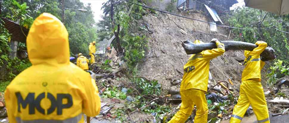 Personal del MOP trabaja intensamente para habilitar paso vehicular tras derrumbe en calle El Guaje, Soyapango