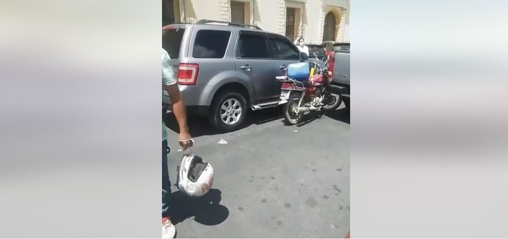 Motociclista queda atrapado al intentar circular entre vehículos en Santa Ana