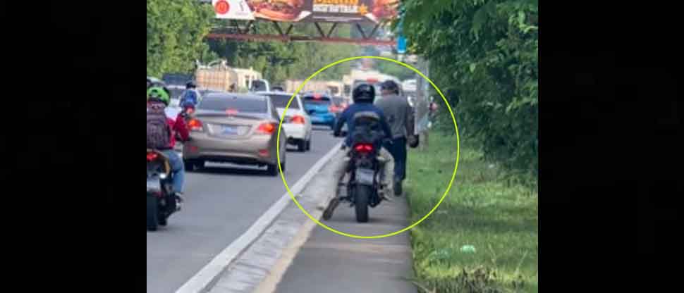 VIDEO: Motociclista exige a hombres apartarse para avanzar tras circular por zona peatonal