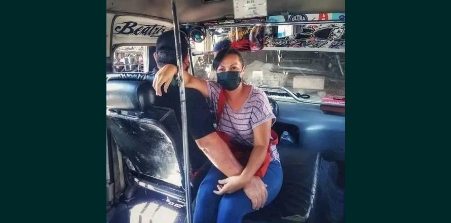 Se viraliza imagen de microbusero bien acompañado en horas laborales