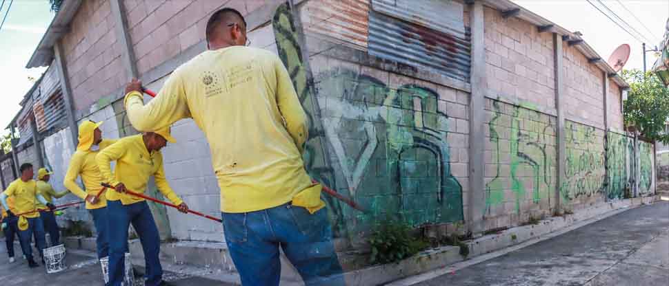 Quedaron en el pasado: Privados de libertad borran grafitis que pandilleros aún mantenían en Santo Tomás