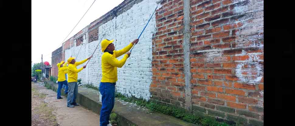 Privados de libertad eliminan grafitis que aún habían en una colonia de Juayúa, Sonsonate
