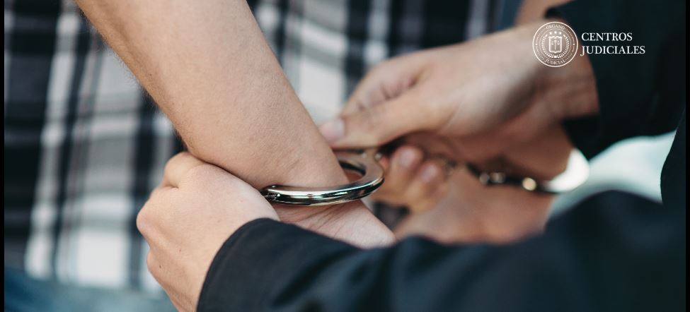 Pareja que hurtó $1,300, una cartera y un celular en un restaurante es enviada a prisión ￼￼