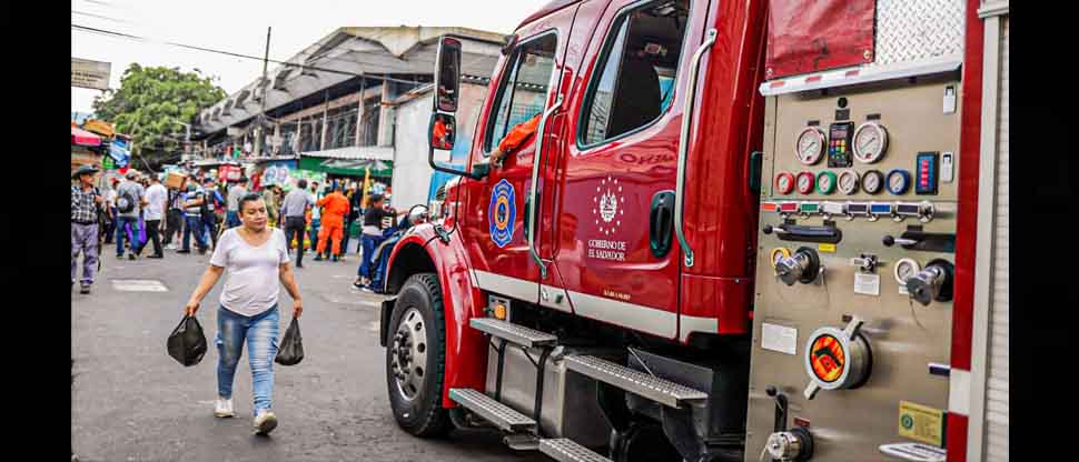 Bomberos realizan inspección en mercado Sagrado Corazón, donde esta tarde se produjo un cortocircuito