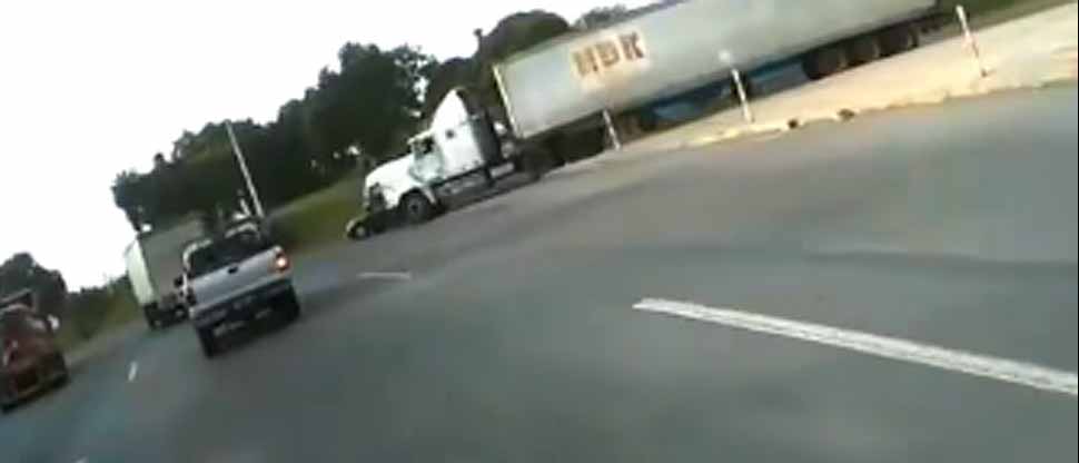 VIDEO: Cámara capta colisión entre una rastra y un pickup en el redondel del desvío a Opico