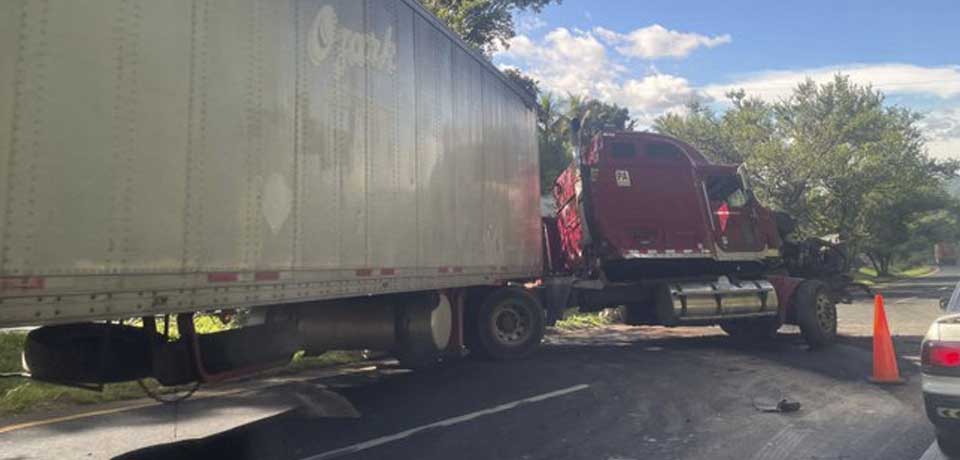 Rastra accidentada derrama diesel sobre carretera de Oro