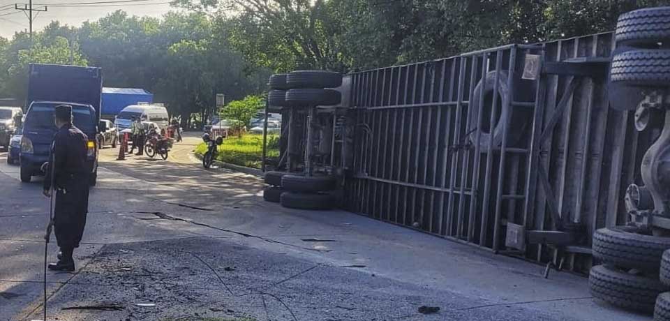 Capturan de inmediato a conductor de rastra en estado de ebriedad  tras volcar esta mañana