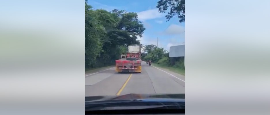 Reportan a conductor de rastra que circulaba «como loco en toda la carretera» | VIDEO