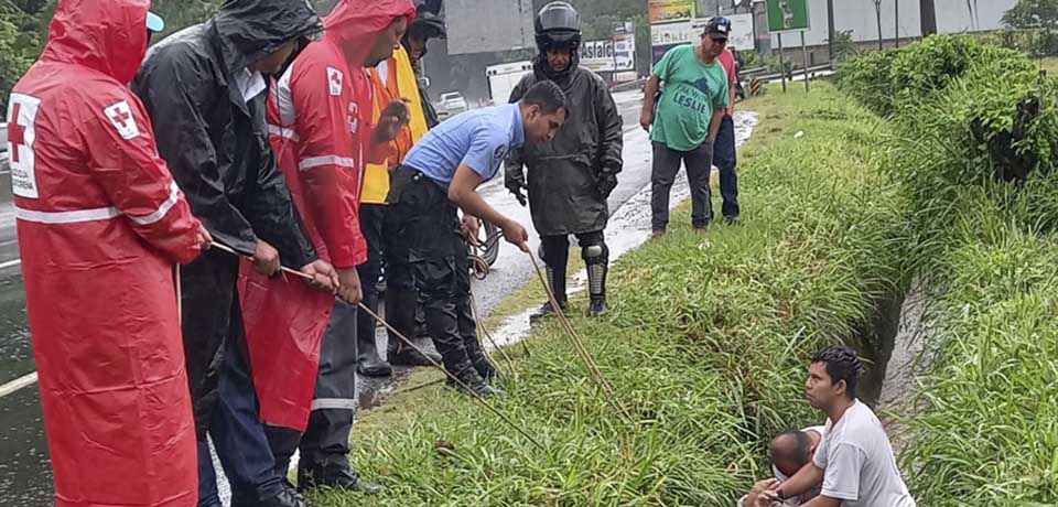 Motociclista pierde la vida tras ser arrastrado por corriente de agua en Armenia