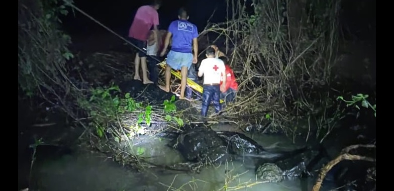 Joven de 19 años cae con su motocicleta en un río de Metapán
