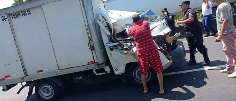 Joven queda atrapado entre los hierros del vehículo tras accidentarse en Sonsonate