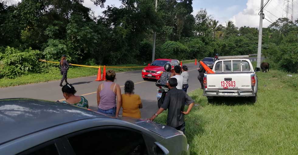 Motociclista fallece tras ser sacado de la vía por un vehículo en San Vicente