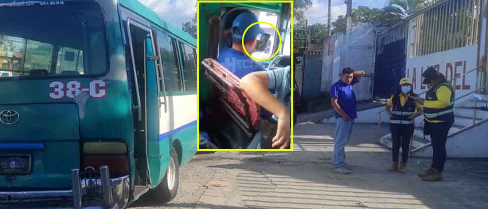 Multan a microbusero que fue captado viendo TikTok mientras conducía  