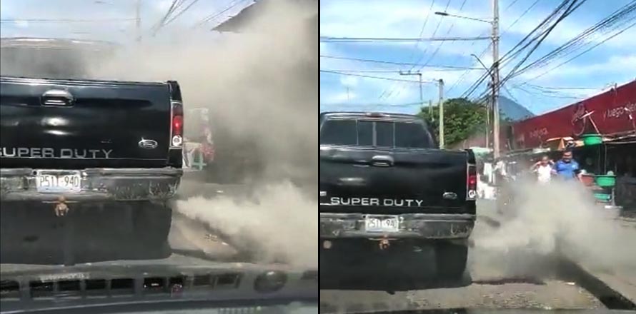 Denuncian a conductor que andaba lanzando un “chorro de humo” en la capital