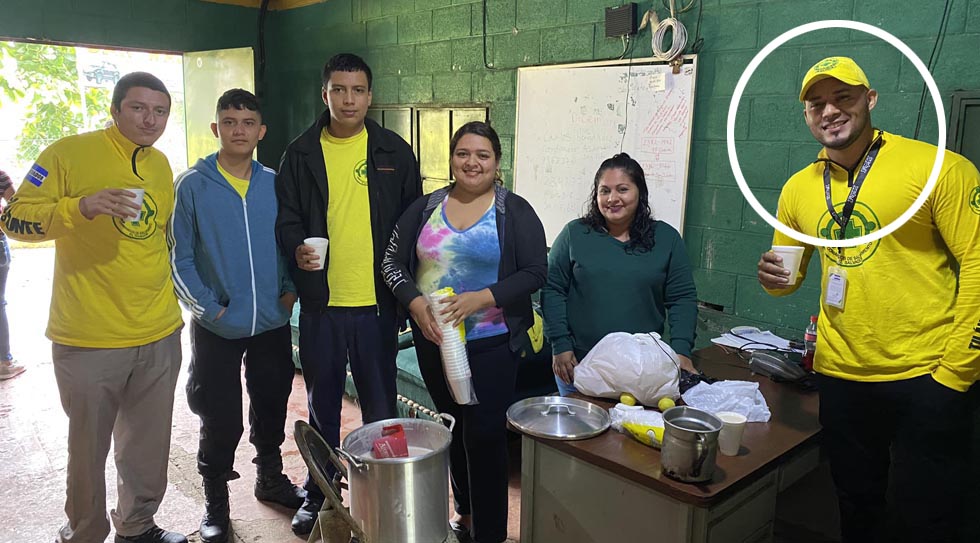 Socorrista alborota las redes sociales por su físico