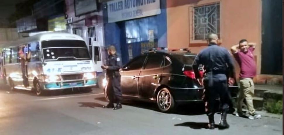 PNC detiene a motorista que circulaba en sentido contrario en Soyapango