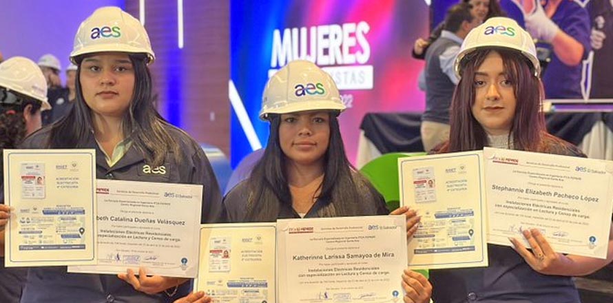 Gradúan a un centenar de mujeres como Técnicas Electricistas