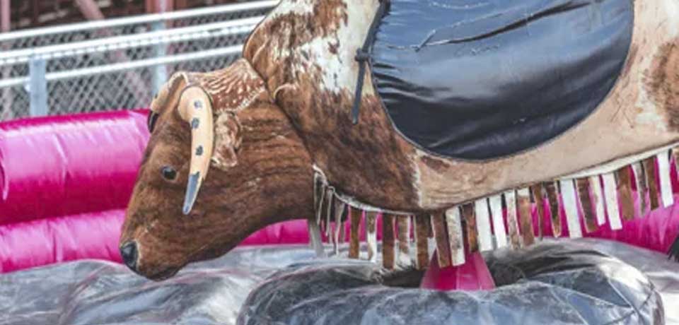 Niño pierde la vida tras caer de un toro mecánico