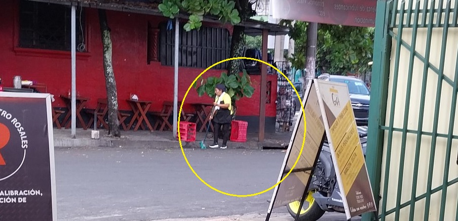 Captan a señora tirando la basura en el tragante en San Salvador | VIDEO