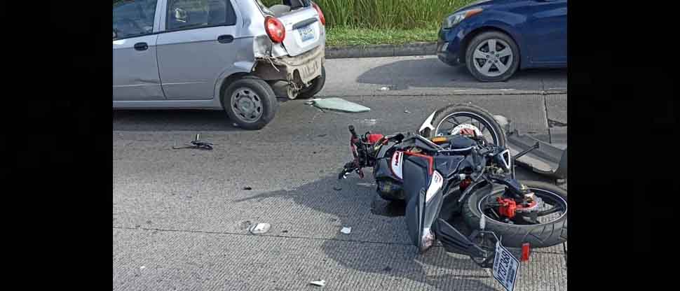 Motociclista queda tendido sobre el pavimento tras accidentarse en calle Antigua a Nejapa
