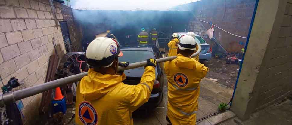 Personal municipal de San Salvador acude al llamado de incendio en un taller en comunidad Tutunichapa