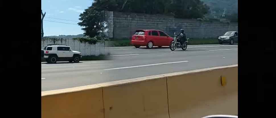 Conductores arriesgan sus vidas y de otras personas al circular en sentido contrario y en carril auxiliar