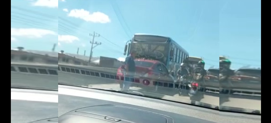 Conductor choca de frente con un autobús por sobrepasar en sentido contrario en el bulevar del Ejército