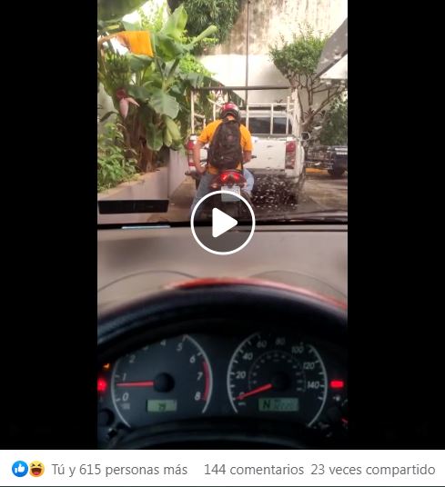 Denuncian a motociclista que se mete en la fila de un autobanco, a pesar que otros conductores esperaban ser atendido