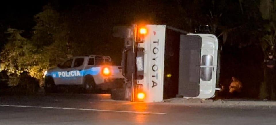 Conductor se da a la fuga tras impactar a un pick up y dejarlo volcado en el Bypass de Usulután