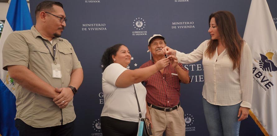 Entregan viviendas a veteranos en diferentes municipios de Santa Ana