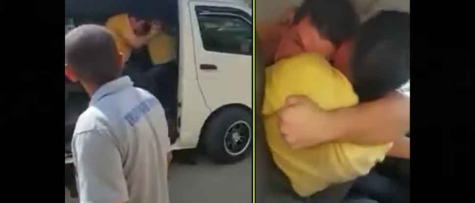 No se les ocurrió mejor forma de arreglar sus problemas que agarrándose a los puños dentro de un microbús