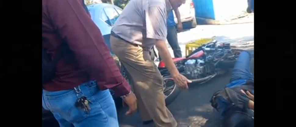 VIDEO: Auxilian a motociclista que resultó lesionado tras sufrir fuerte accidente