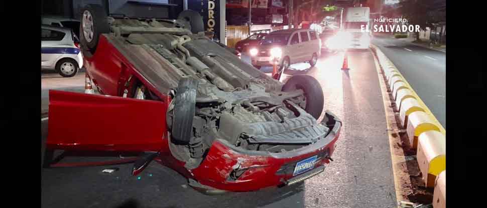 Conductor vuelca en su vehículo tras impactar contra separadores de la avenida Masferrer, San Salvador