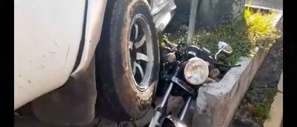 Motocicleta queda debajo de las llantas de un carro tras múltiple accidente en San Salvador