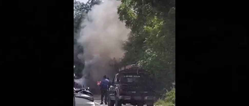 VIDEO: Reportan vehículo en llamas en cercanías de una gasolinera en carretera Troncal del Norte
