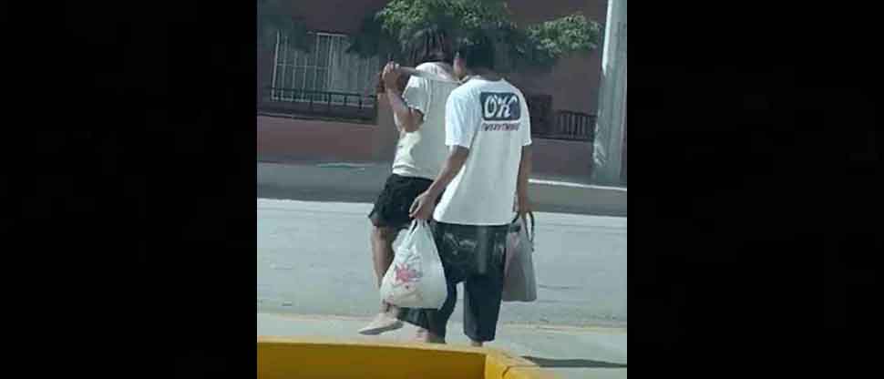 VIDEO: Viralizan video de mujer que amarra a su esposo mientras andan de compras