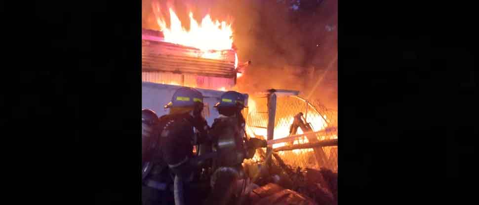 Bomberos sofoca incendio en taller ubicado en las cercanías del parque El Principito, Santa Tecla
