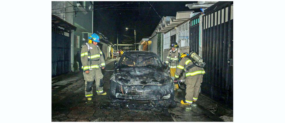 Vehículo se consume en llamas en colonia de Antiguo Cuscatlán