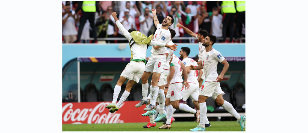 Gales se queda con 10 e Irán aprovecha para llevarse el partido en los últimos minutos